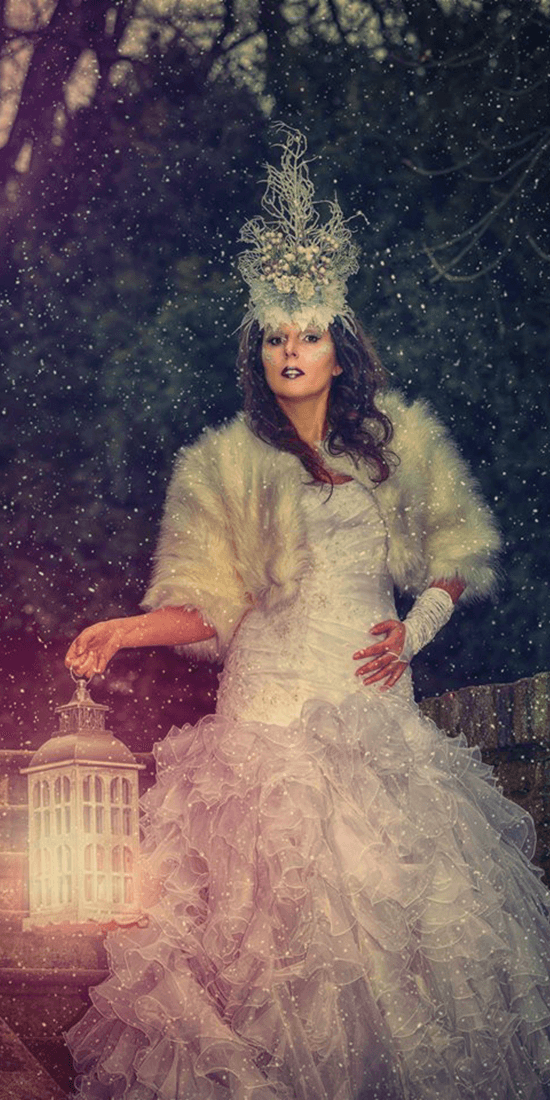 Zimní královna s lucernou, foto make-up, tmavě fialová rtěnka, stříbrno šedé stíny, třpytky na obličeji