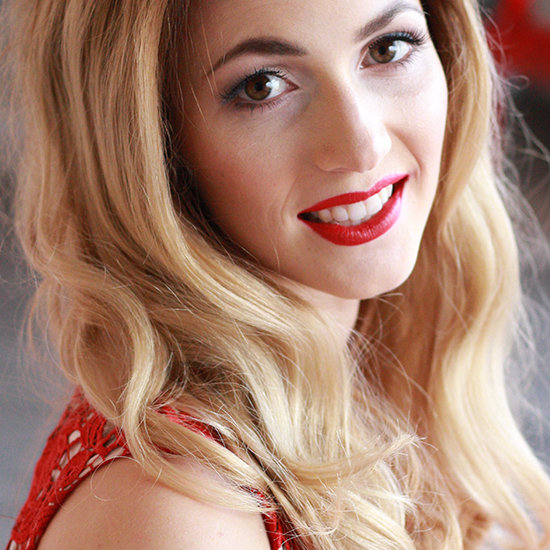 jemné líčení rudé rty blond vlasy